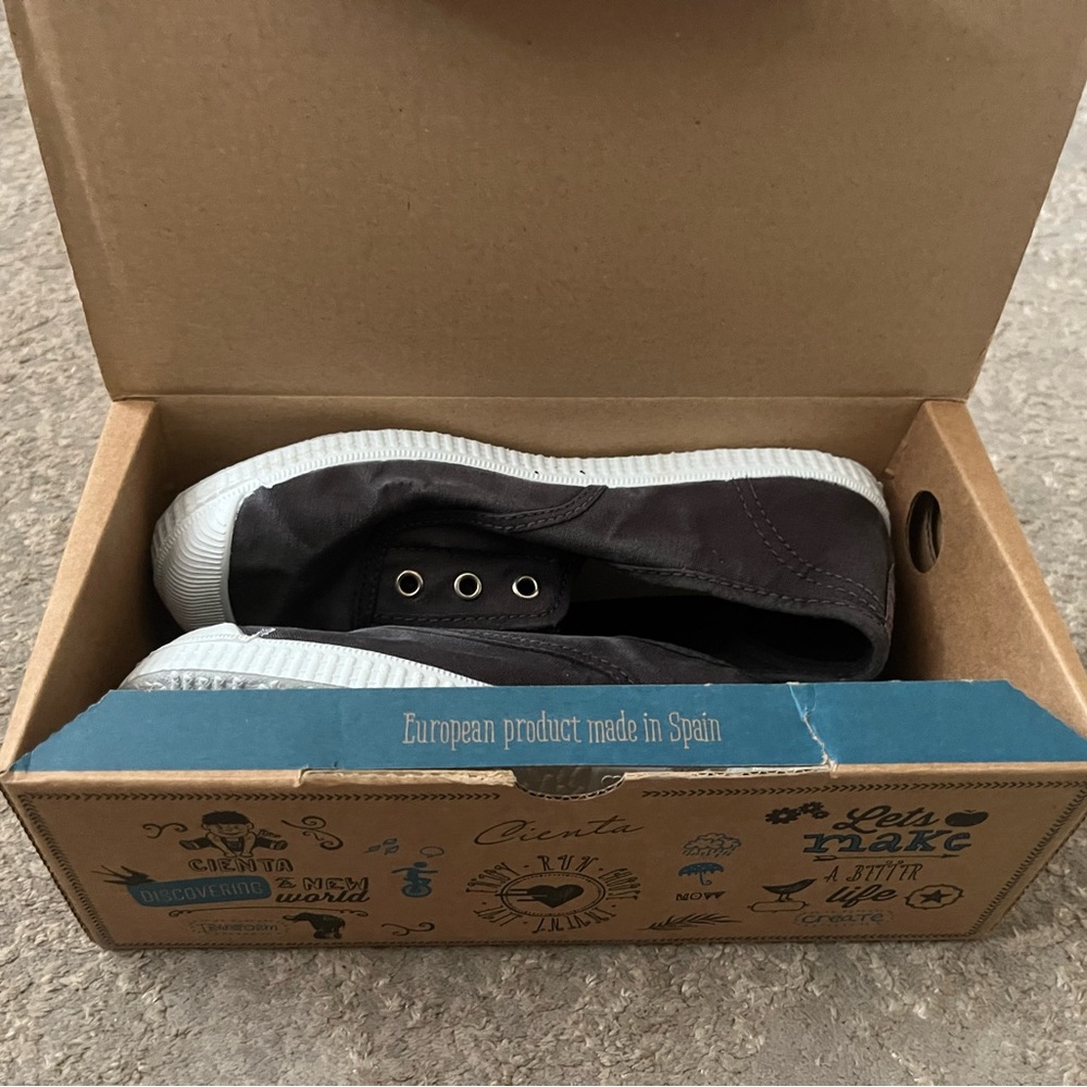 NIB cienta 33 black (size 2)